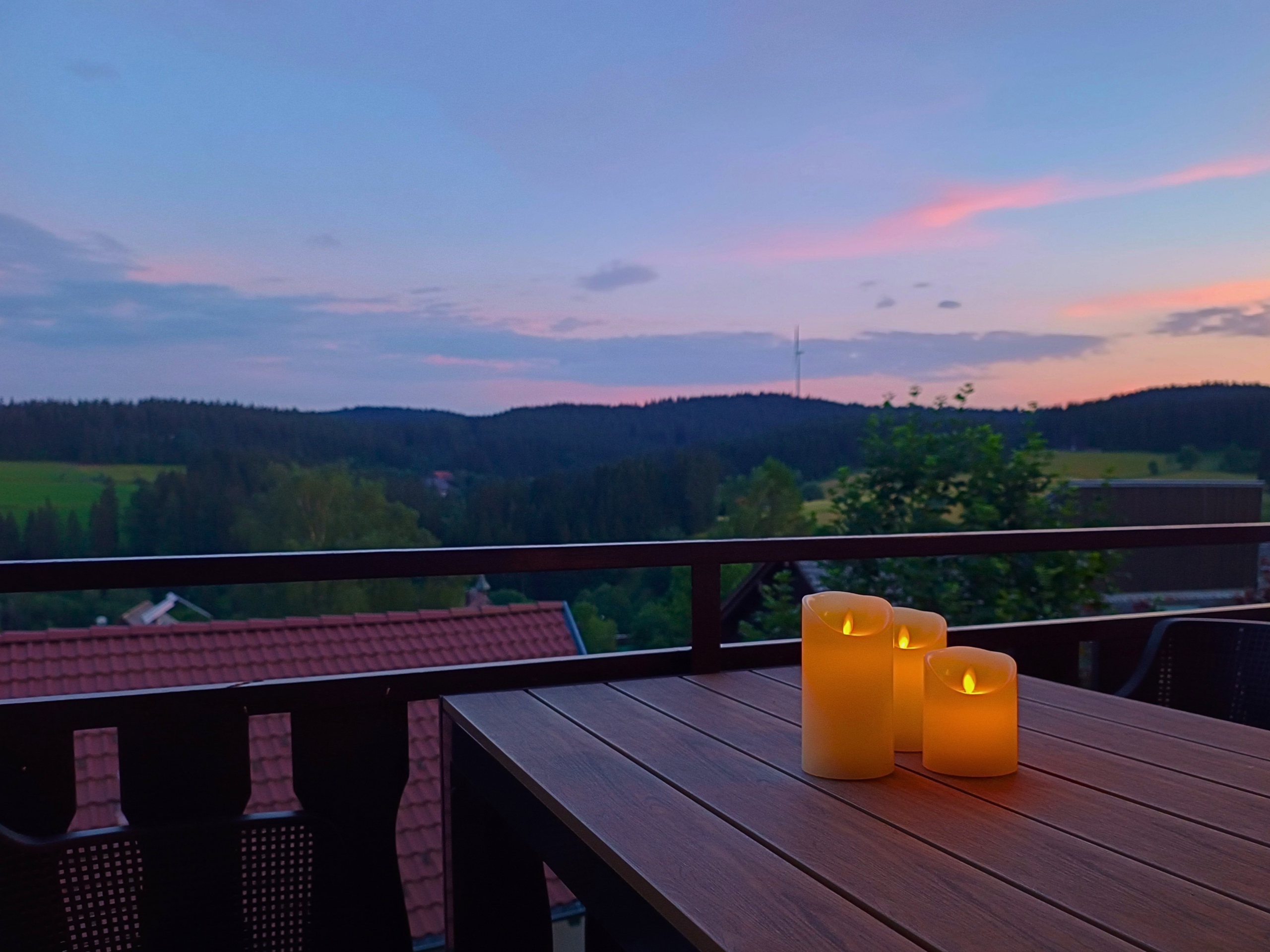 Südbalkon der Ferienwohnung Sonnenseite in Schonach mit stimmungsvoller Abendstimmung und Blick über den Schwarzwald.