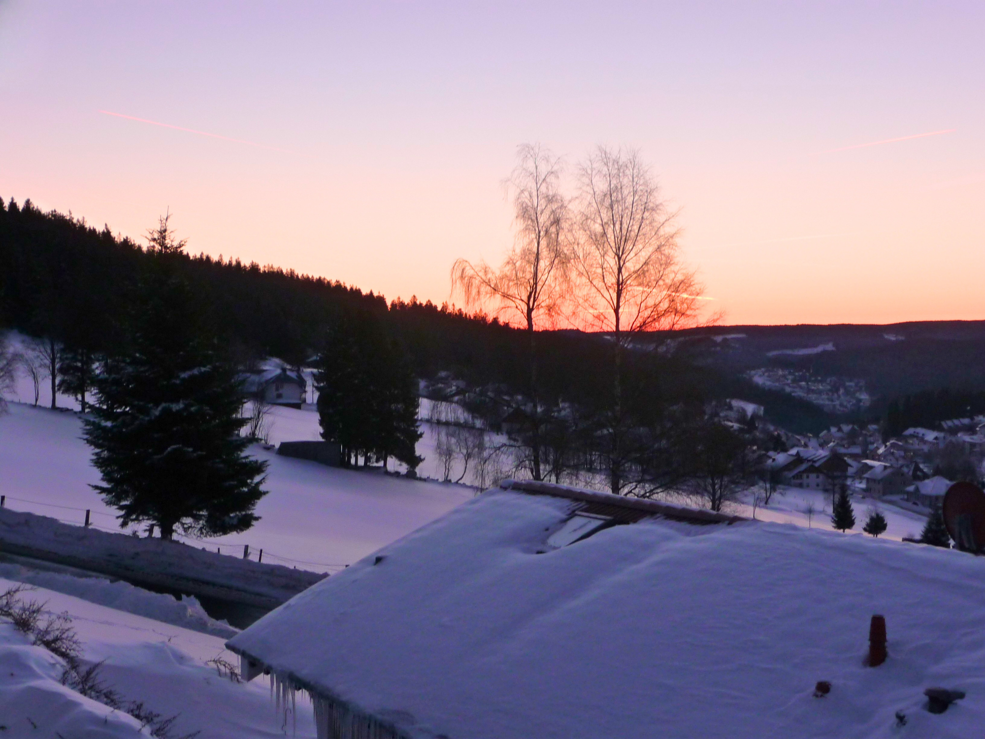 Ferienwohnung-Sonnenseite-Schonach-Schwarzwald-Balkon-Winter (1) Aussicht vom Balkon im Winter auf Schonach im Schnee bei Sonnenaufgang