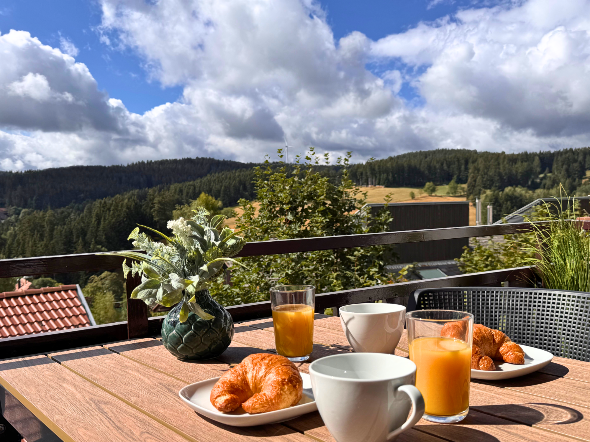 Ferienwohnung-Sonnenseite-Schonach-Schwarzwald-Balkon-Fruehstueck-Himmel Frühstück auf dem Balkon einer Ferienwohnung in Schonach im Schwarzwald mit Panoramablick
