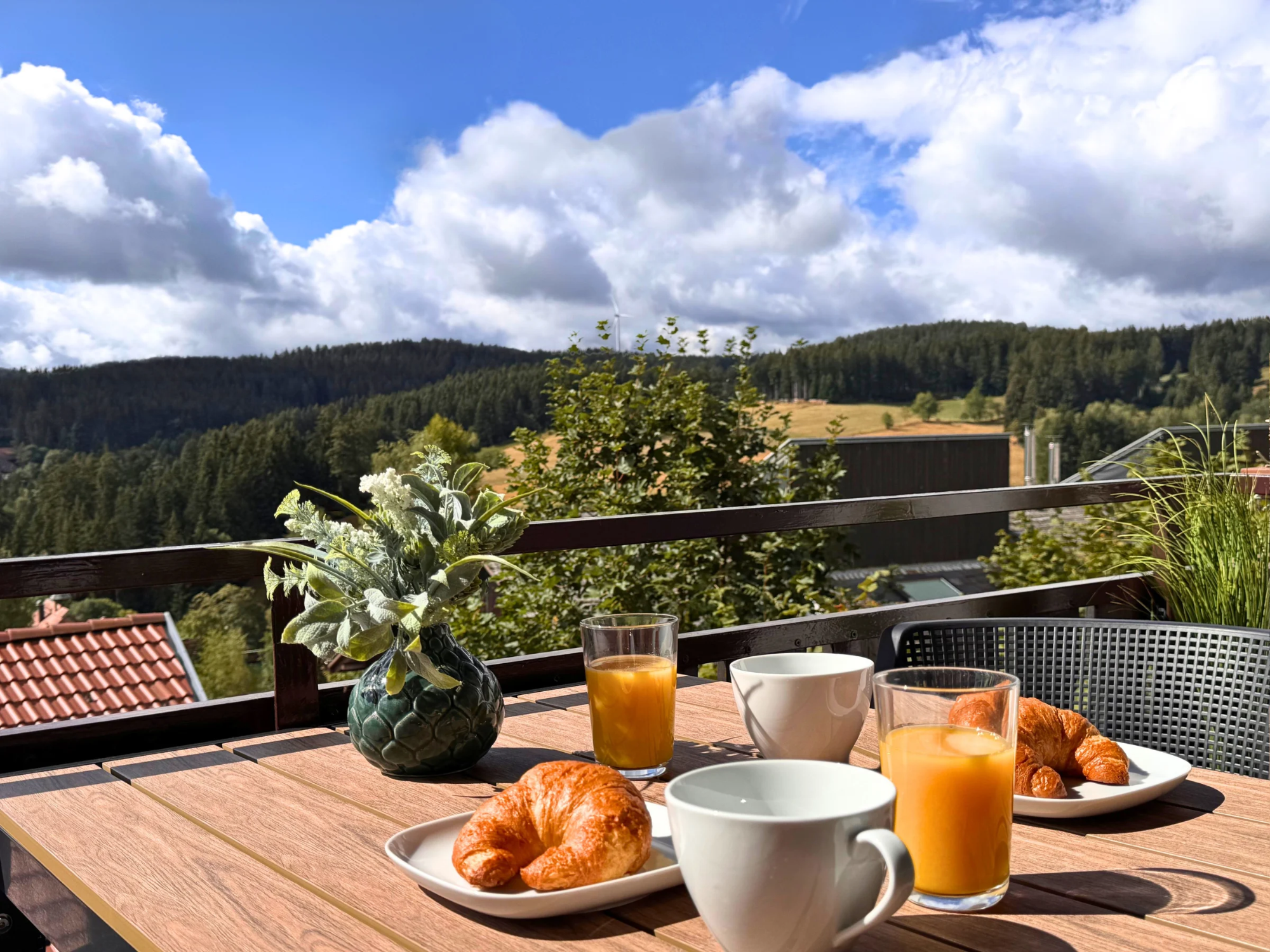 Frühstück auf dem Südbalkon der Ferienwohnung SONNENSEITE Schonach mit Blick auf die Schwarzwaldlandschaft